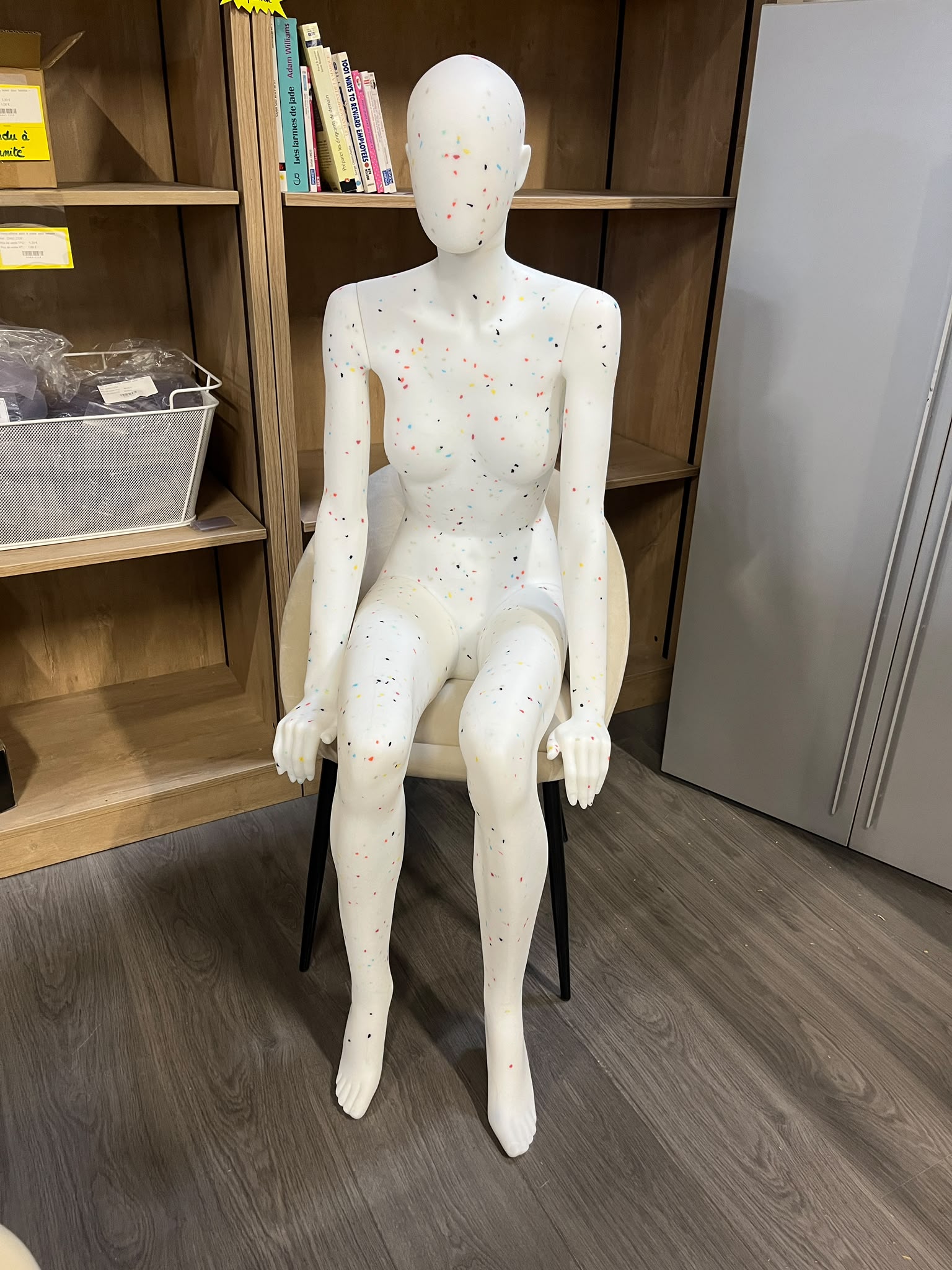 Mannequin femme assis en PVC blanc moucheté