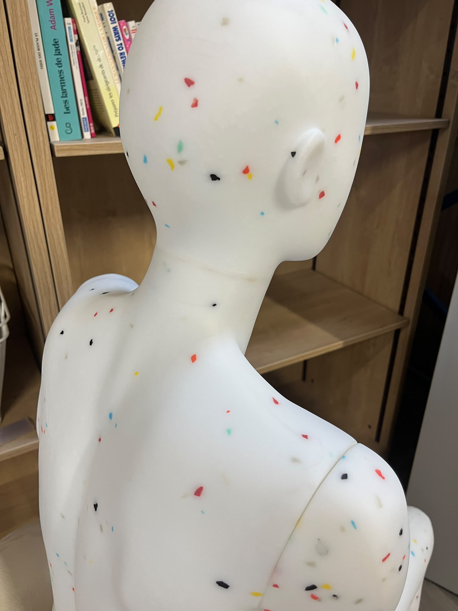 Mannequin femme assis en PVC blanc moucheté