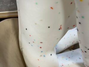 Mannequin femme assis en PVC blanc moucheté