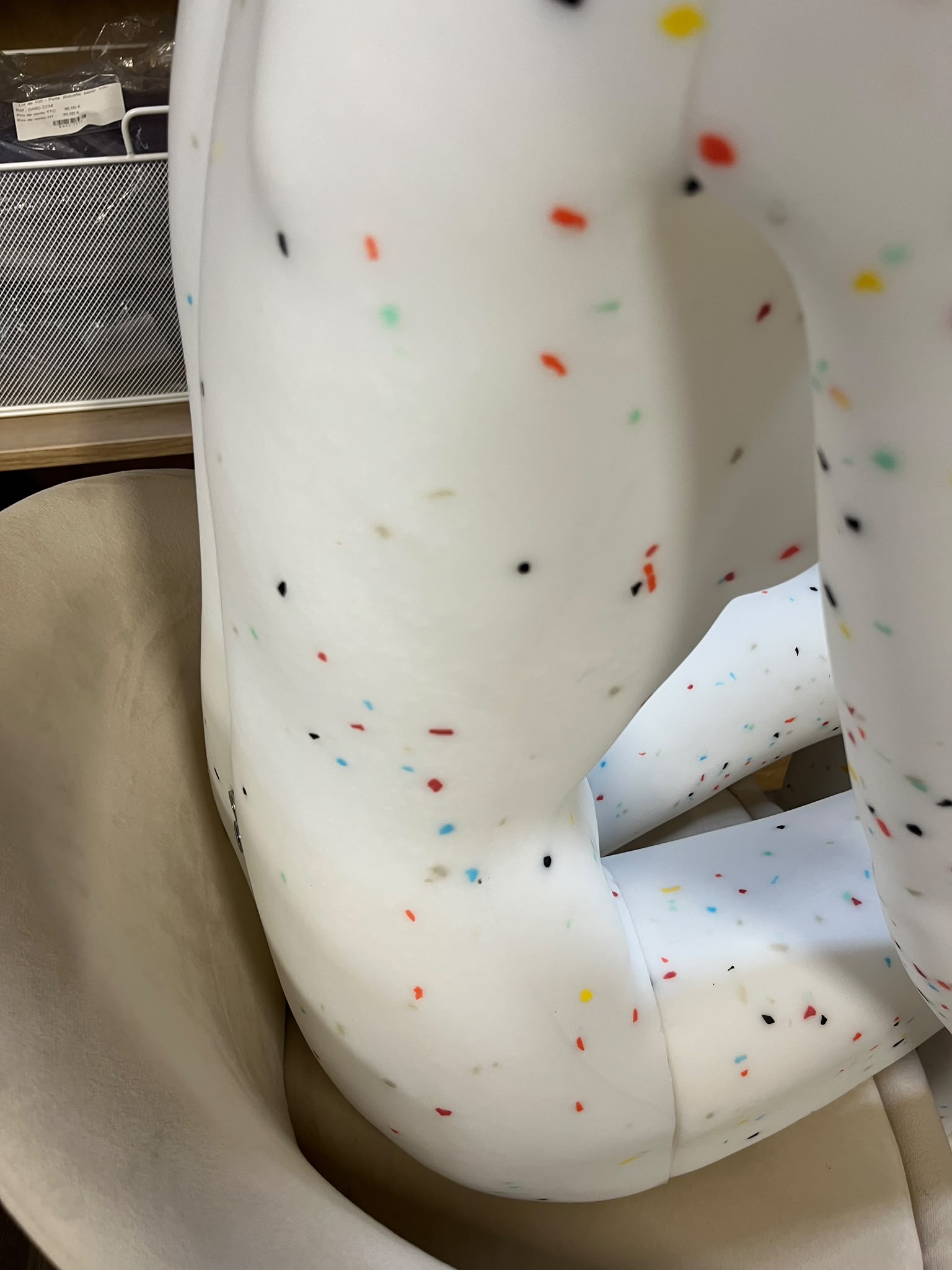 Mannequin femme assis en PVC blanc moucheté