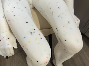 Mannequin femme assis en PVC blanc moucheté