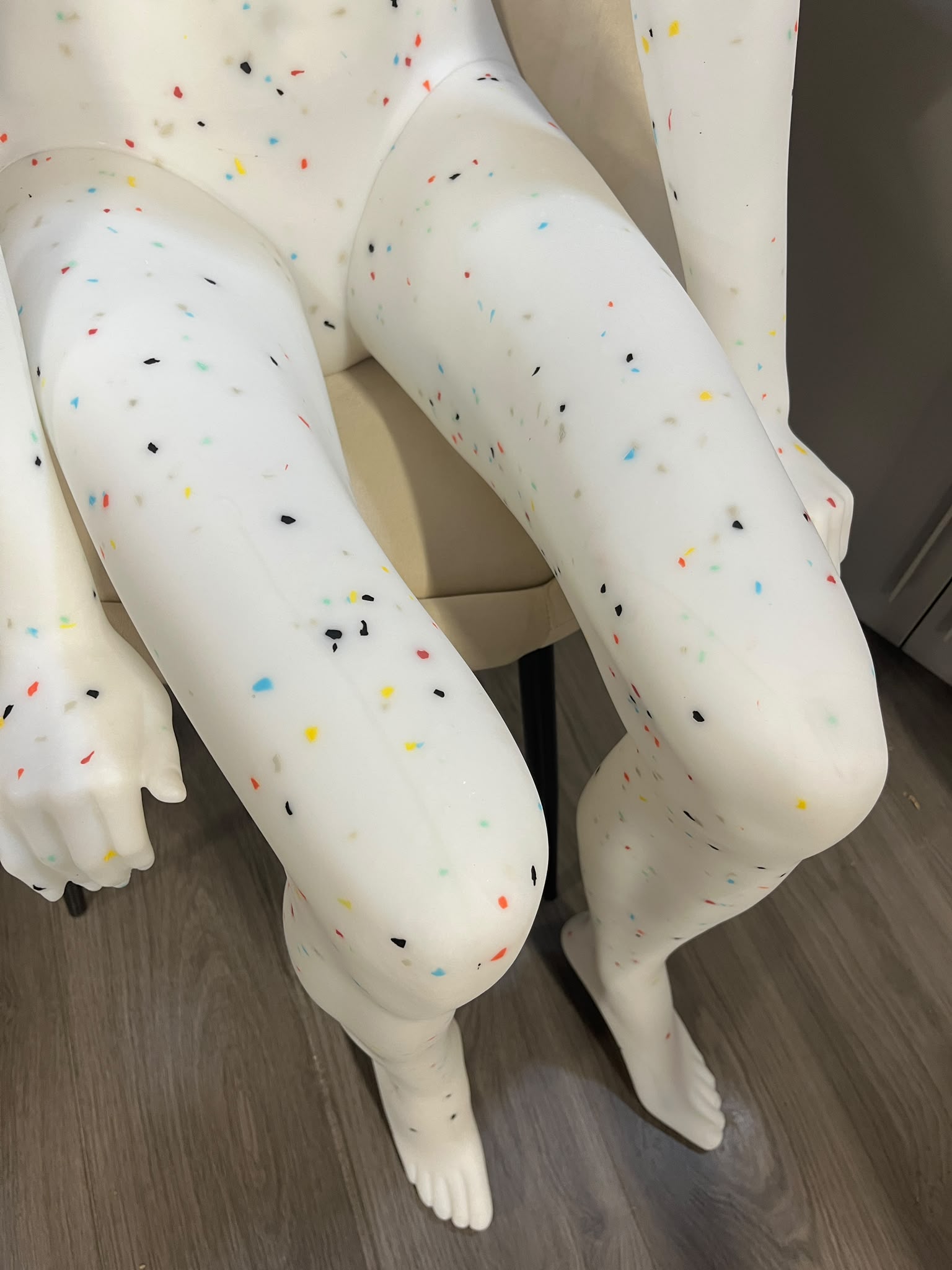 Mannequin femme assis en PVC blanc moucheté