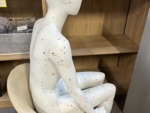 Mannequin femme assis en PVC blanc moucheté