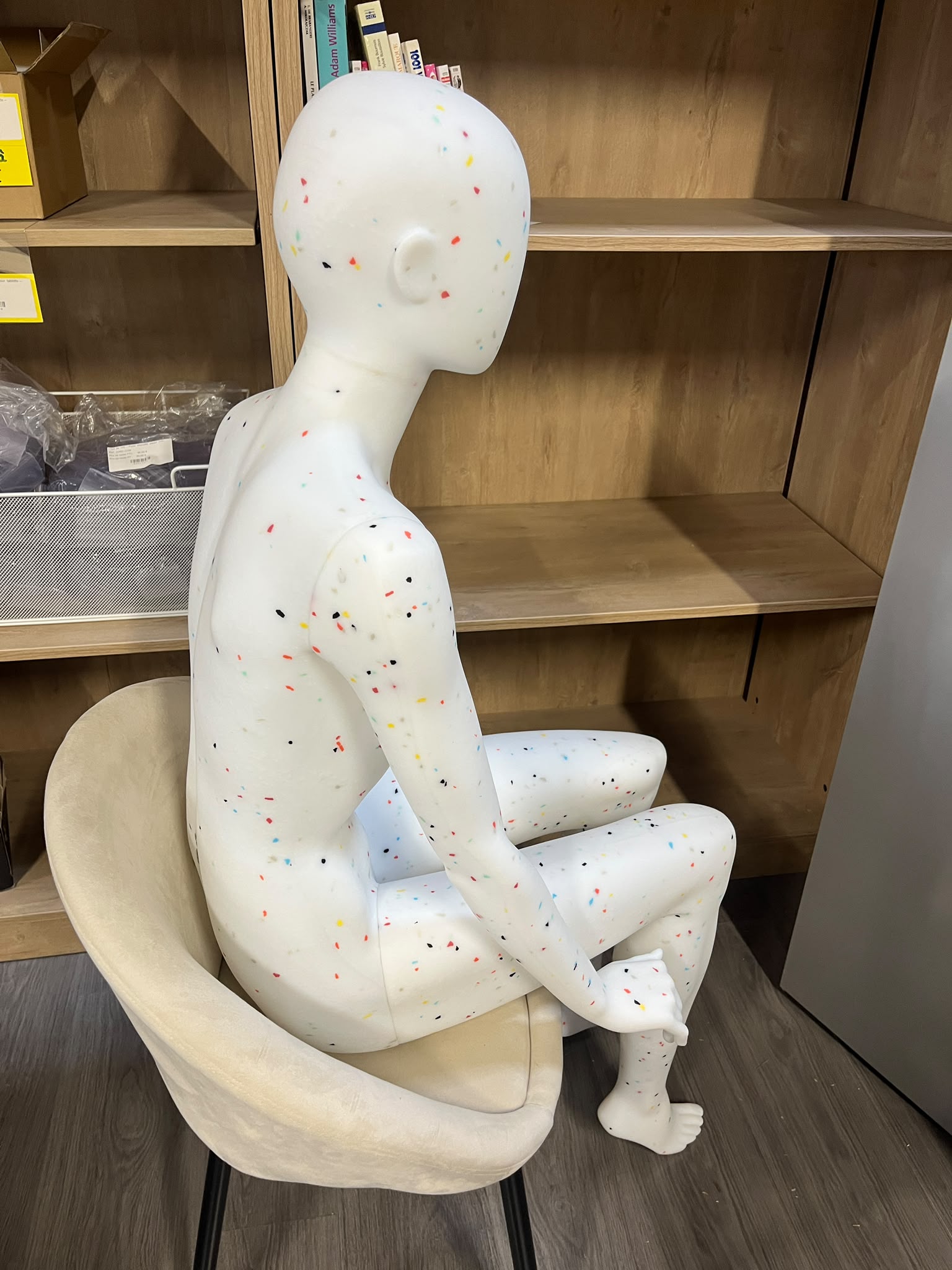 Mannequin femme assis en PVC blanc moucheté