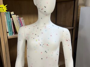 Mannequin fille enfant/ado 12-13 ans en PVC blanc moucheté