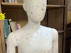 Mannequin garçon enfant/ado 13-14 ans en PVC blanc moucheté