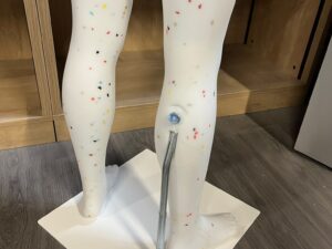Mannequin garçon enfant/ado 13-14 ans en PVC blanc moucheté