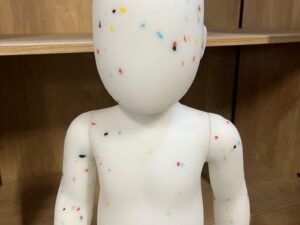 Mannequin bébé 9 mois en PVC blanc moucheté