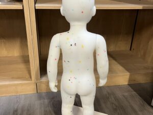Mannequin bébé 9 mois en PVC blanc moucheté