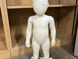 Mannequin bébé 9 mois en PVC blanc moucheté