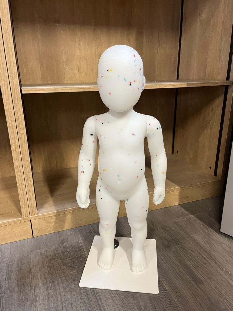 Mannequin bébé 9 mois en PVC blanc moucheté