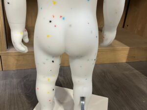 Mannequin bébé 9 mois en PVC blanc moucheté