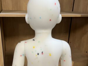 Mannequin bébé 9 mois en PVC blanc moucheté