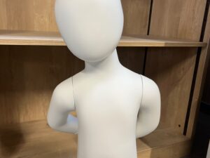 Mannequin bébé 12 mois en fibre de verre blanc