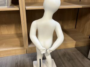 Mannequin bébé 12 mois en fibre de verre blanc