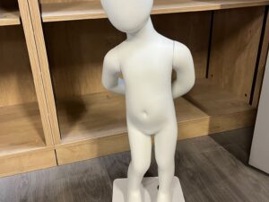 Mannequin bébé 12 mois en fibre de verre blanc