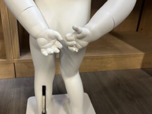 Mannequin bébé 12 mois en fibre de verre blanc
