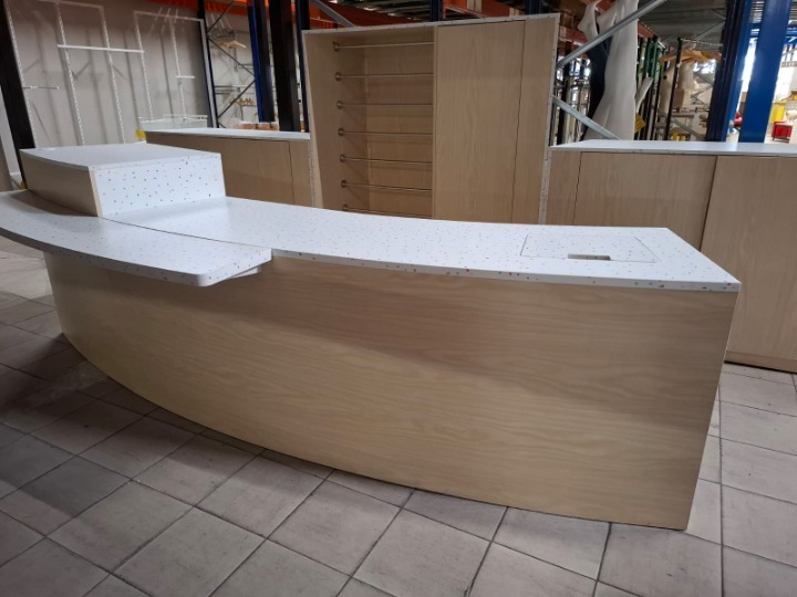 Comptoir et arrière-comptoir en bois moucheté coloré – L330 cm