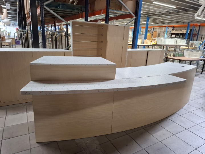 Comptoir et arrière-comptoir en bois moucheté coloré – L330 cm
