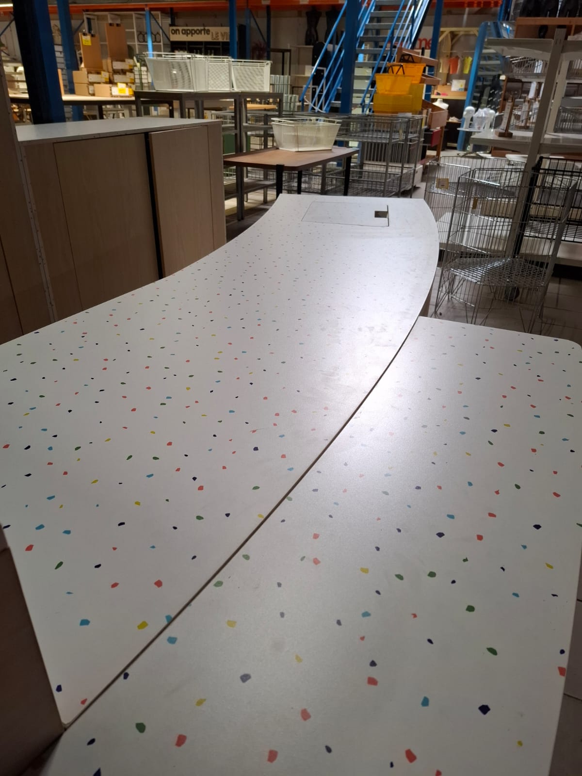 Comptoir et arrière-comptoir en bois moucheté coloré – L330 cm