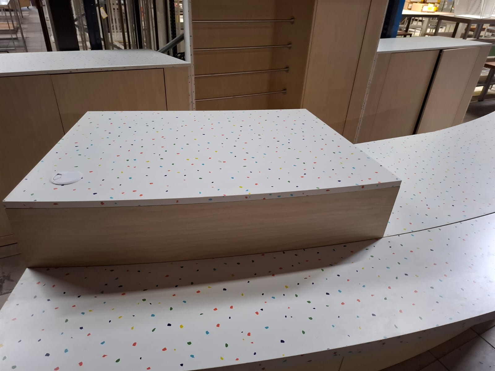 Comptoir et arrière-comptoir en bois moucheté coloré – L330 cm