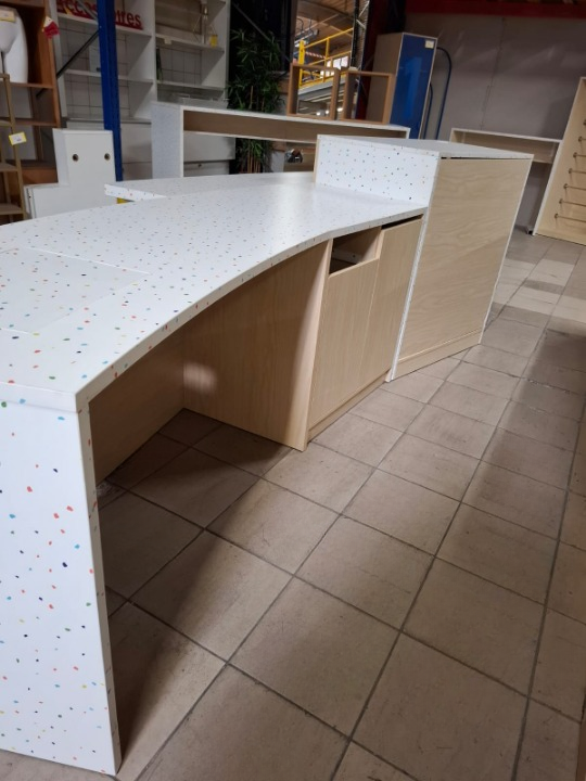 Comptoir et arrière-comptoir en bois moucheté coloré – L330 cm