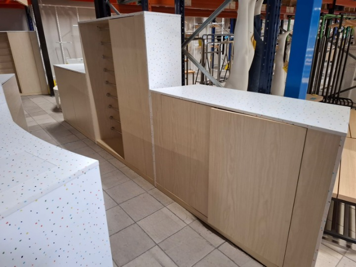 Comptoir et arrière-comptoir en bois moucheté coloré – L330 cm
