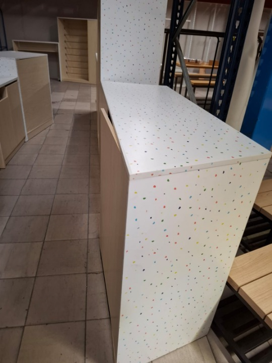Comptoir et arrière-comptoir en bois moucheté coloré – L330 cm