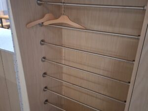 Comptoir et arrière-comptoir en bois moucheté coloré – L330 cm