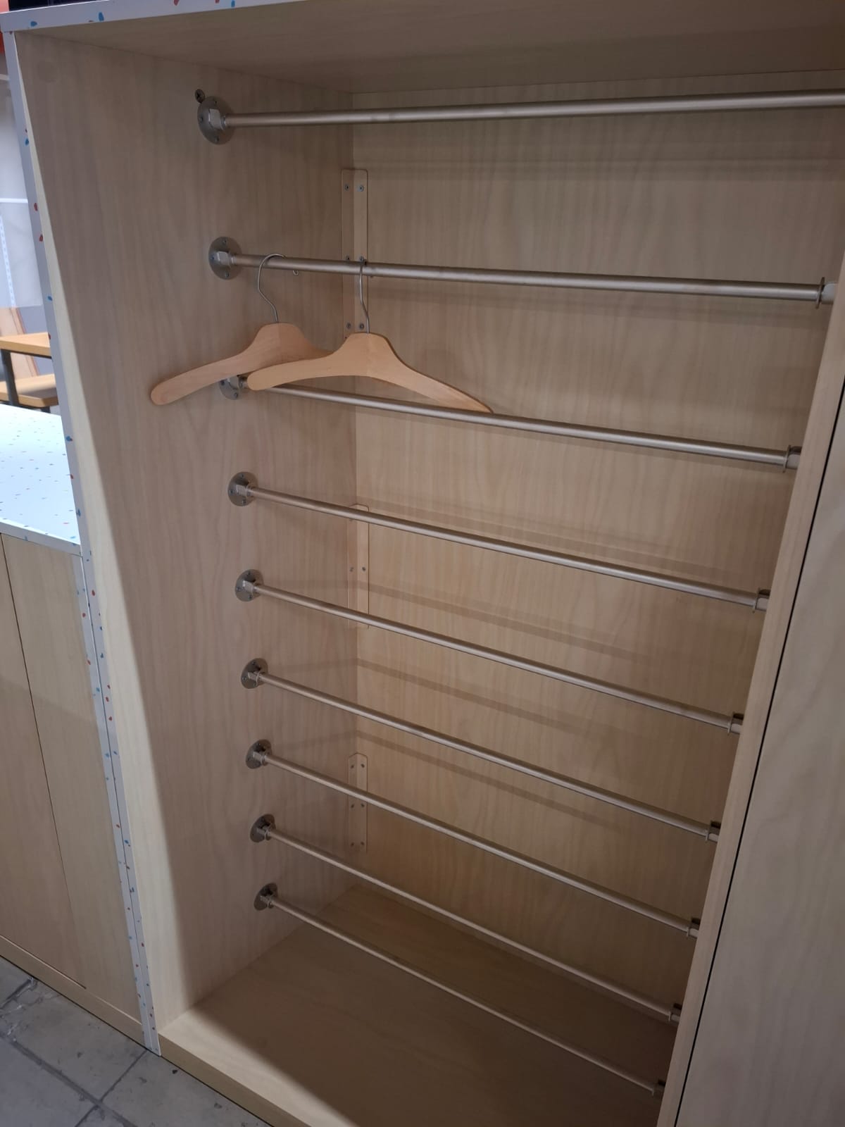 Comptoir et arrière-comptoir en bois moucheté coloré – L330 cm