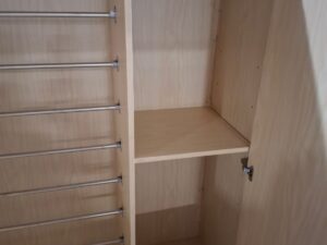Comptoir et arrière-comptoir en bois moucheté coloré – L330 cm