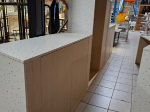 Comptoir et arrière-comptoir en bois moucheté coloré – L330 cm