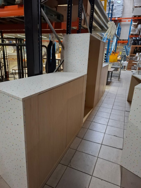 Comptoir et arrière-comptoir en bois moucheté coloré – L330 cm