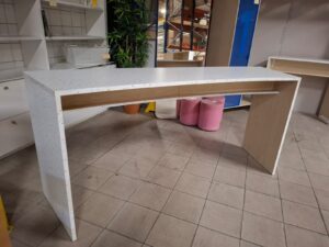 Meuble / table haute neuve en bois légèrement incurvée – L211 cm
