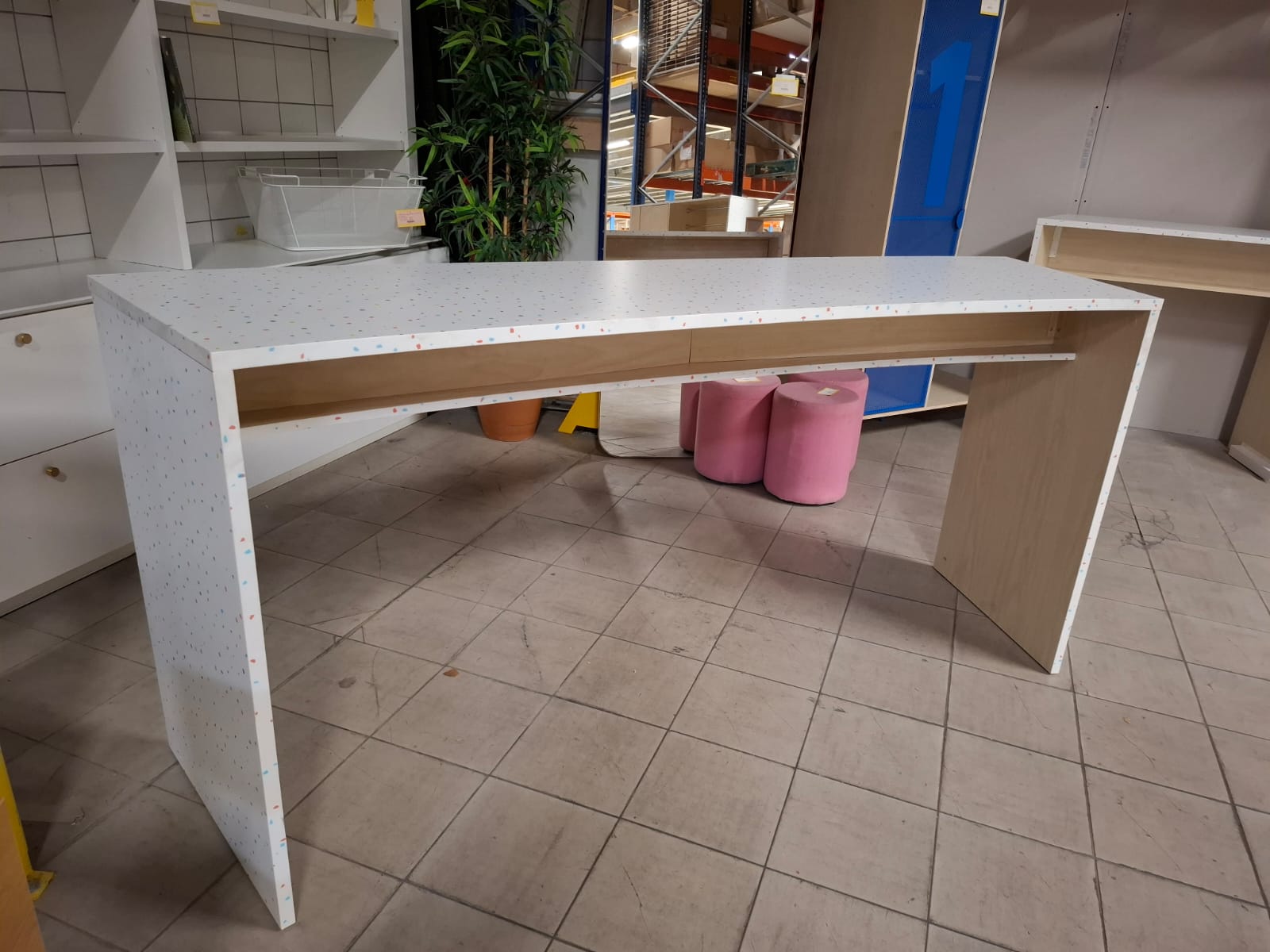 Meuble / table haute neuve en bois légèrement incurvée – L211 cm