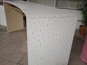 Meuble / table haute neuve en bois légèrement incurvée – L211 cm