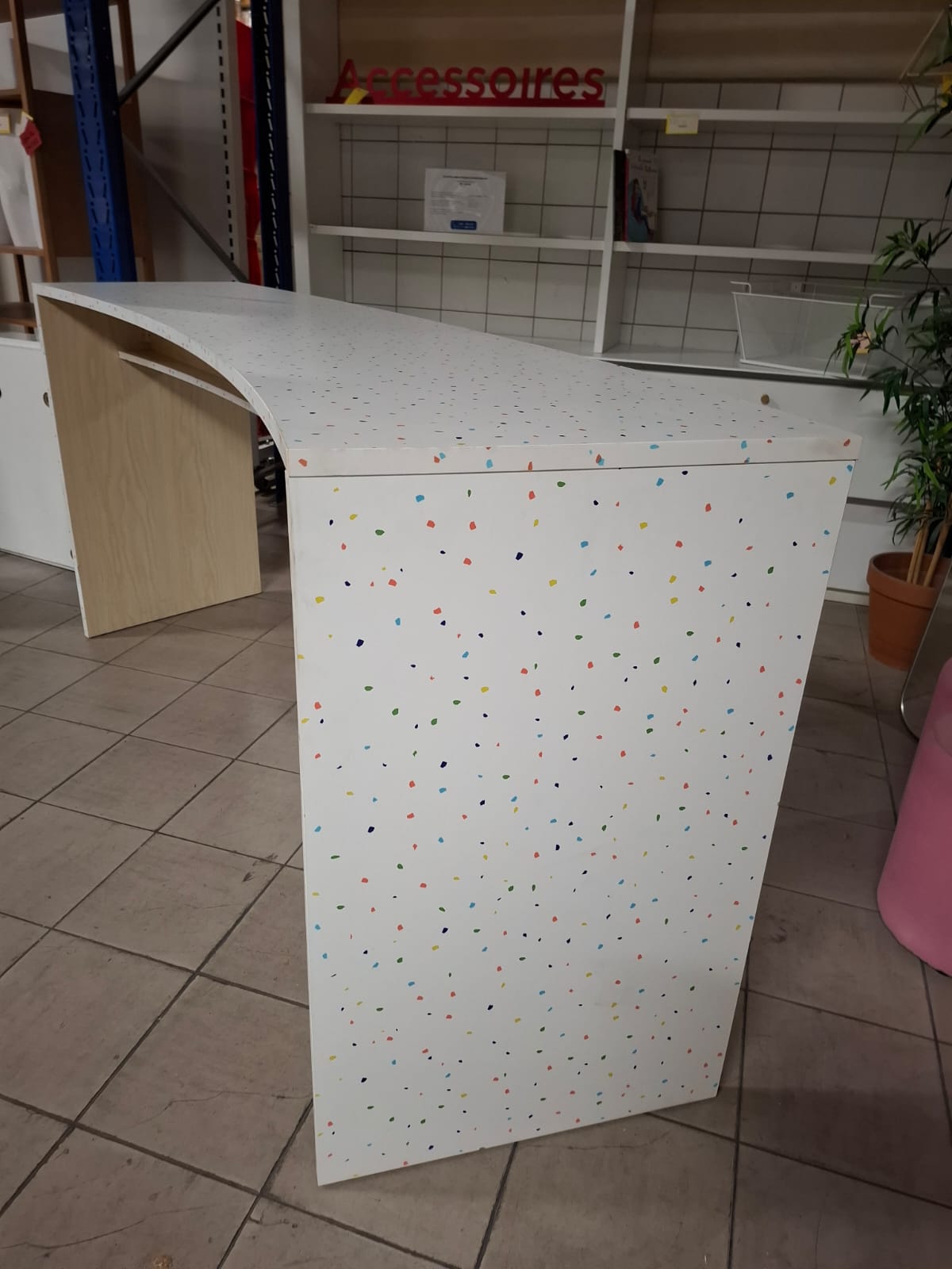 Meuble / table haute neuve en bois légèrement incurvée – L211 cm