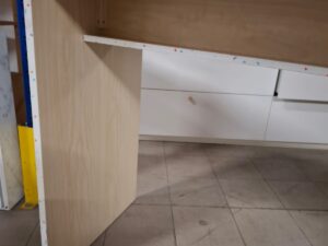 Meuble / table haute neuve en bois légèrement incurvée – L211 cm