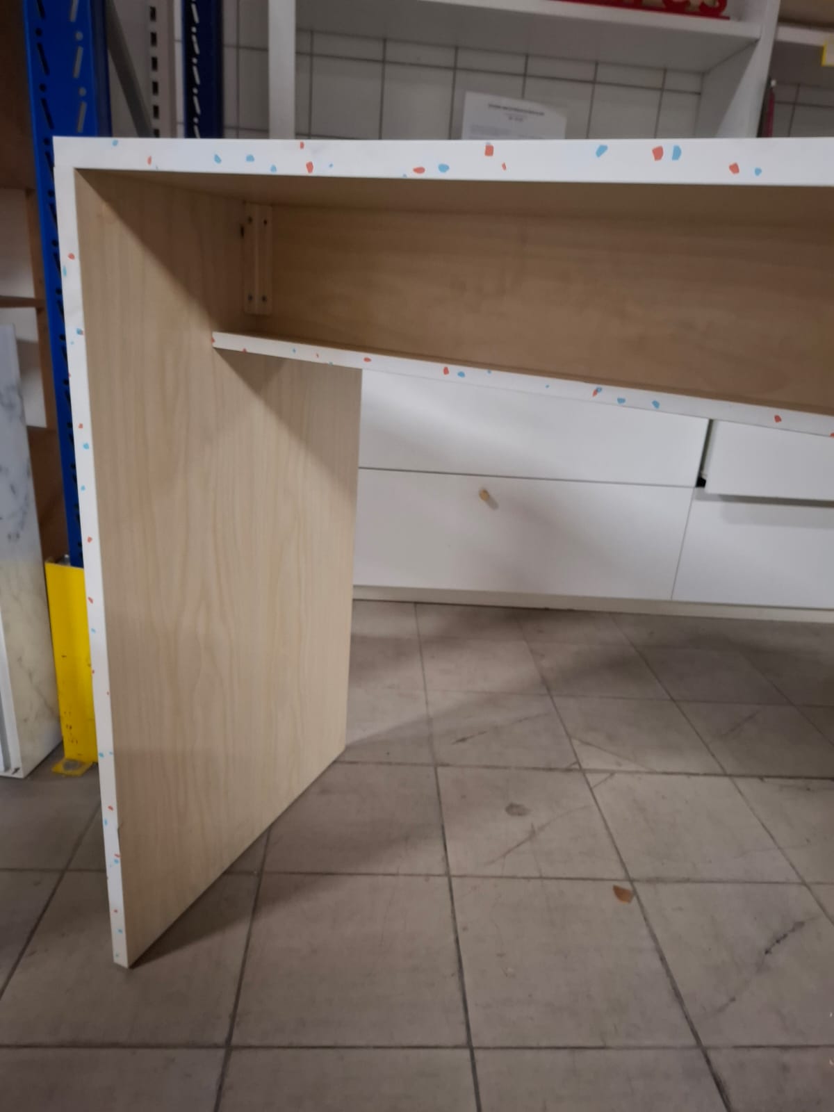 Meuble / table haute neuve en bois légèrement incurvée – L211 cm