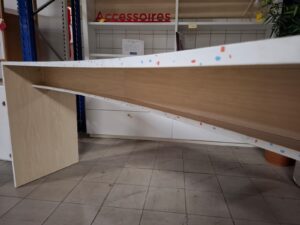 Meuble / table haute neuve en bois légèrement incurvée – L211 cm