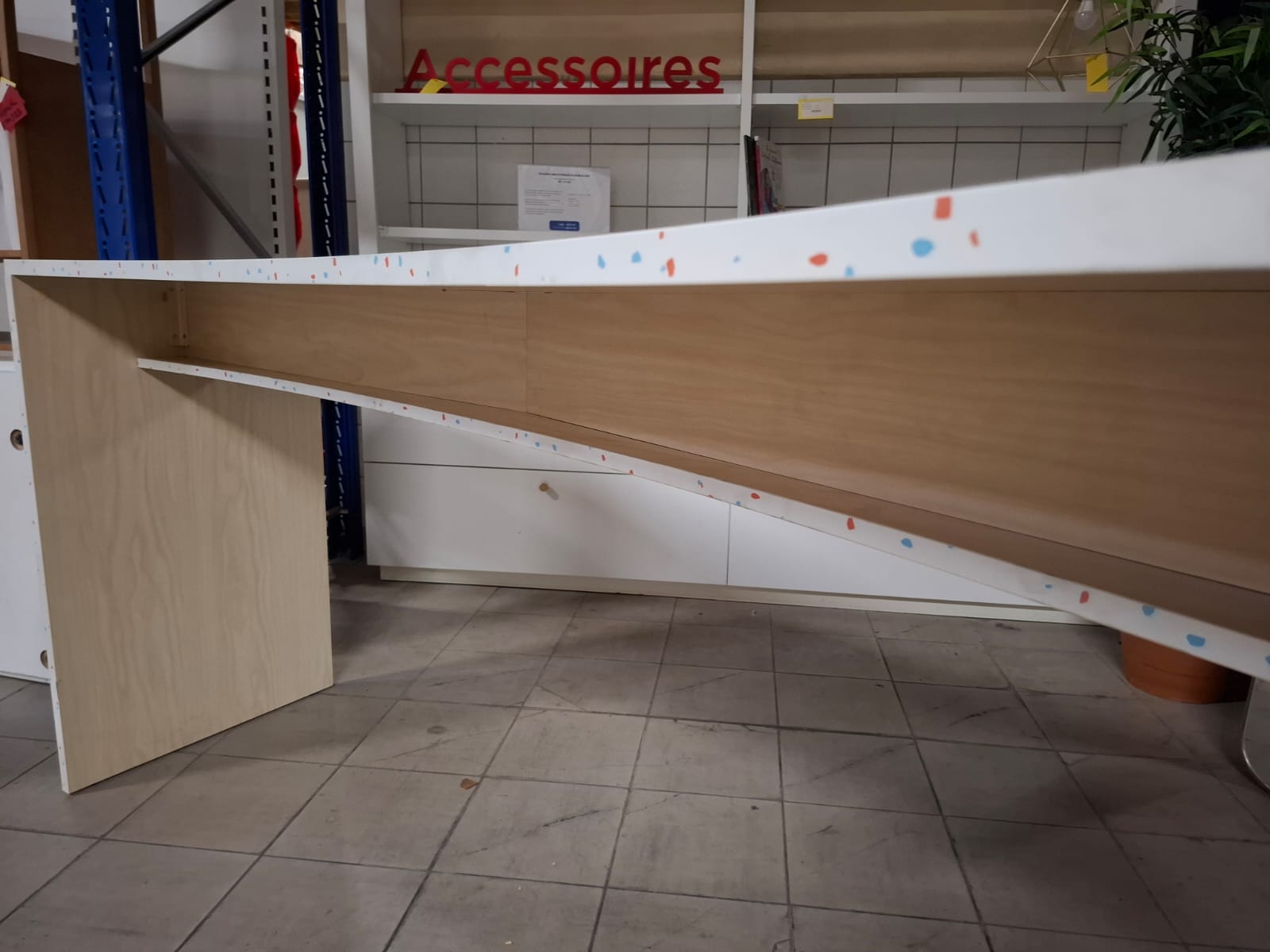 Meuble / table haute neuve en bois légèrement incurvée – L211 cm