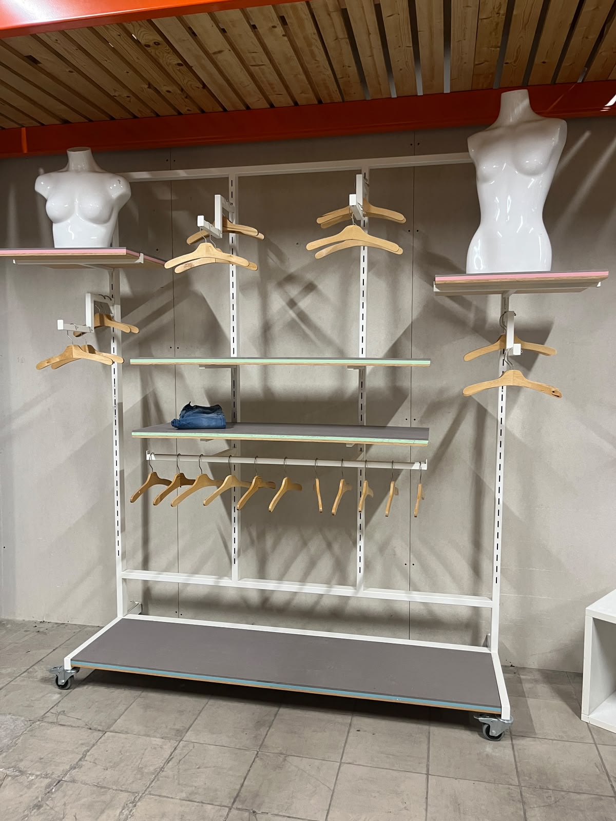 Élément mural sur roulettes avec accessoires – L183 cm