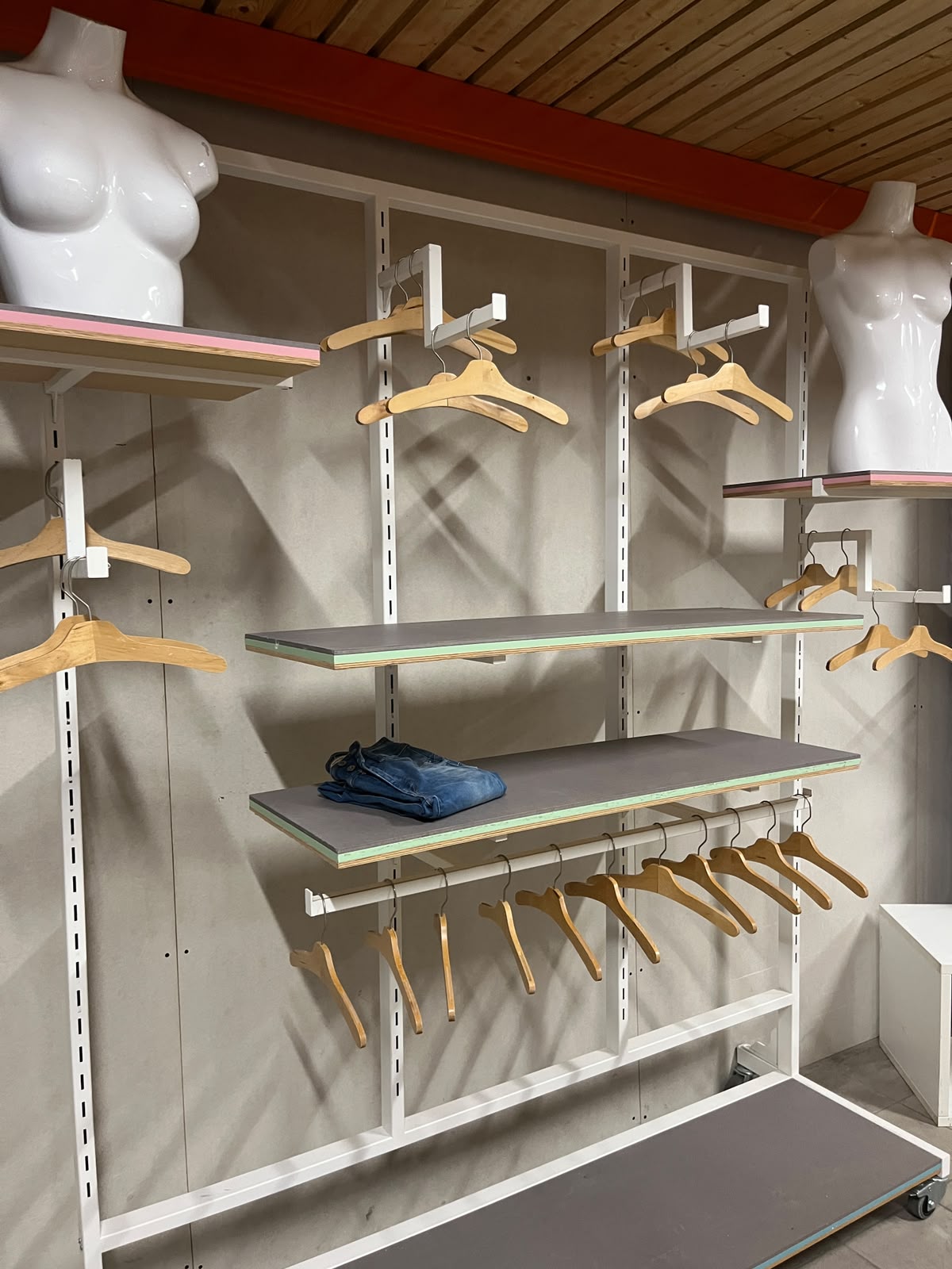 Élément mural sur roulettes avec accessoires – L183 cm