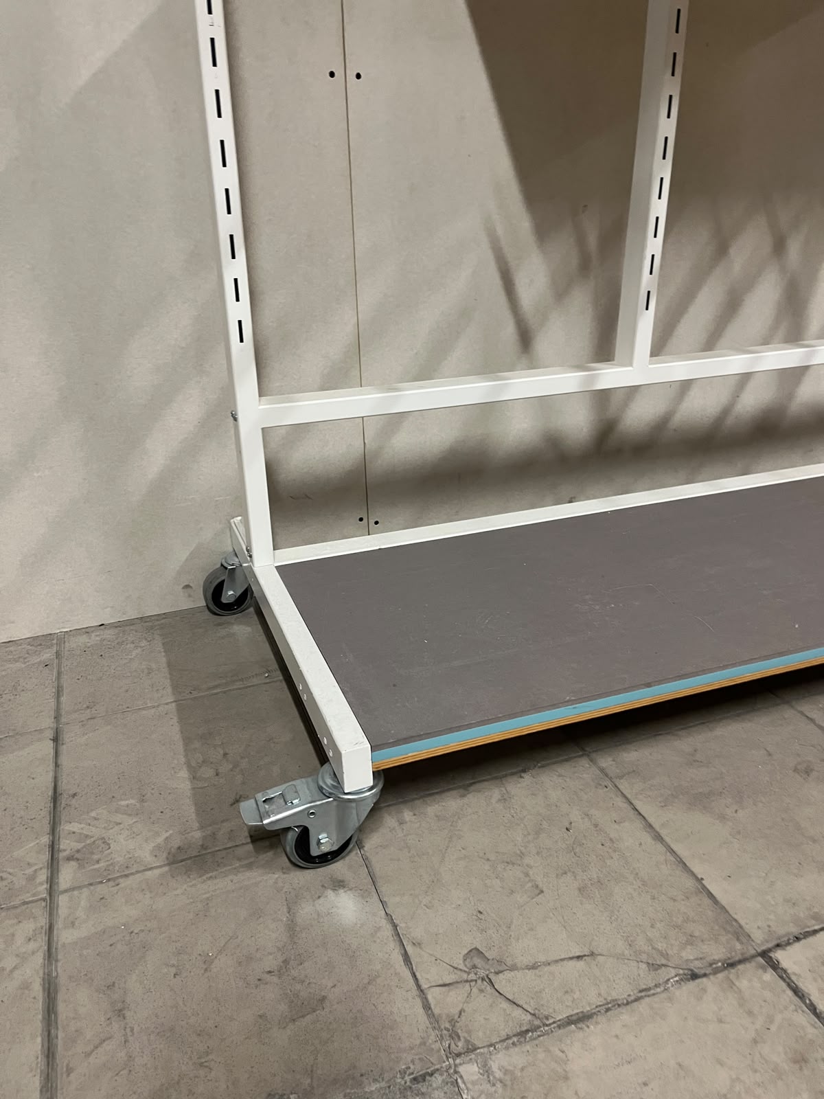 Élément mural sur roulettes avec accessoires – L183 cm