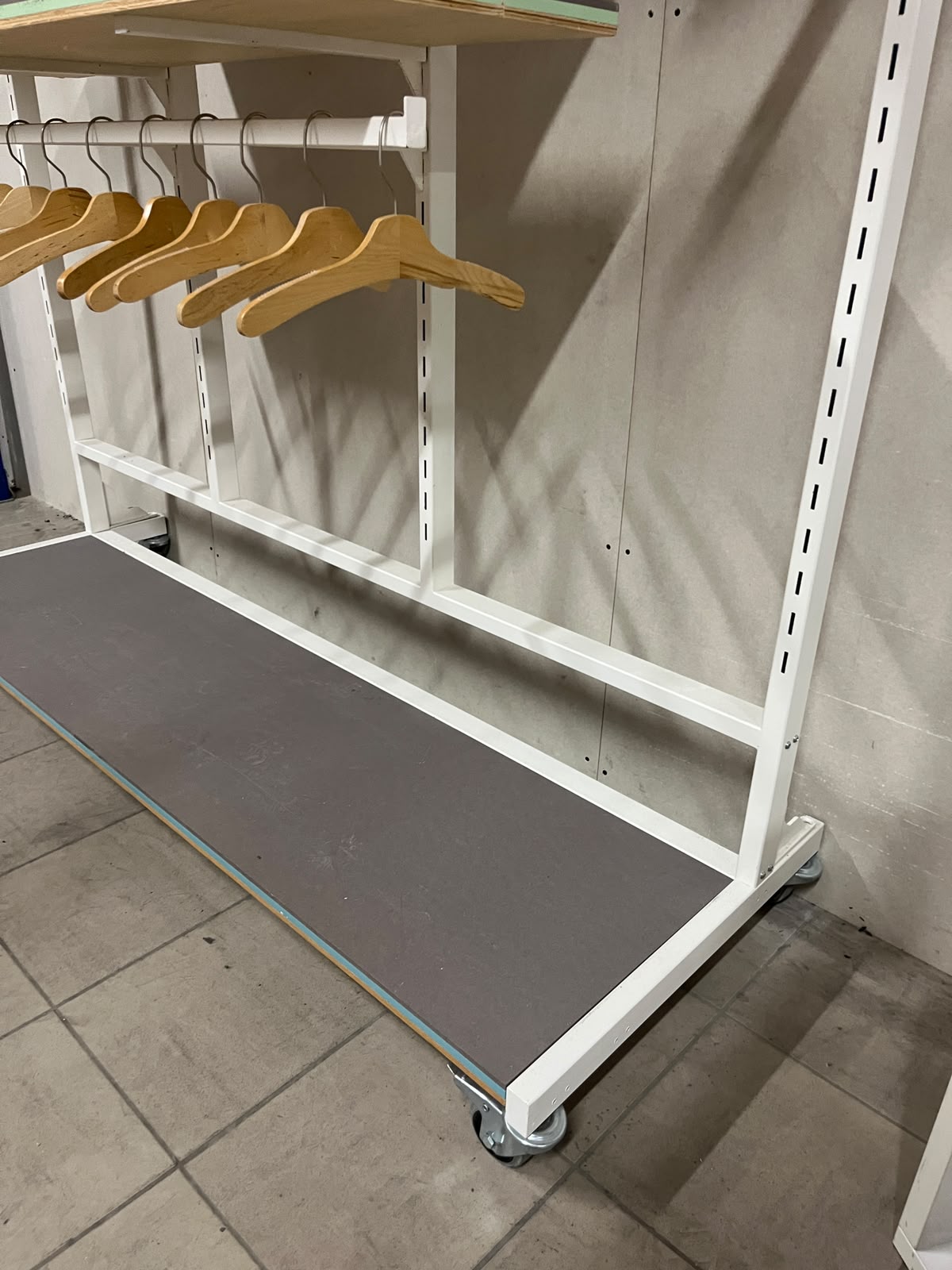Élément mural sur roulettes avec accessoires – L183 cm