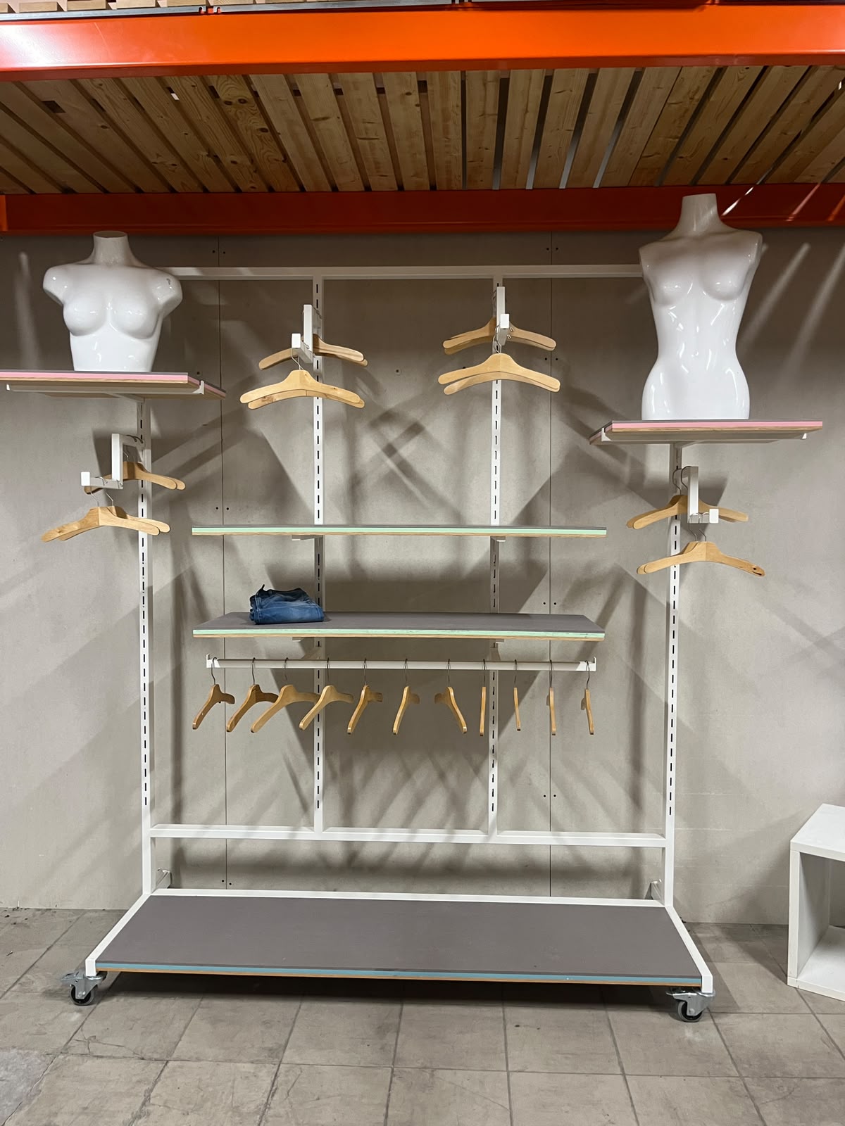 Élément mural sur roulettes avec accessoires – L183 cm