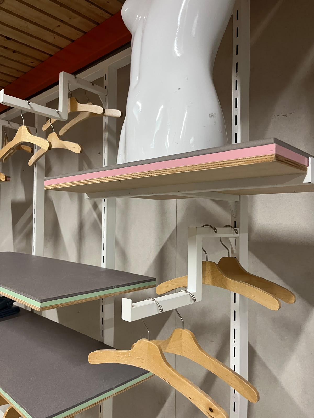 Élément mural sur roulettes avec accessoires – L183 cm