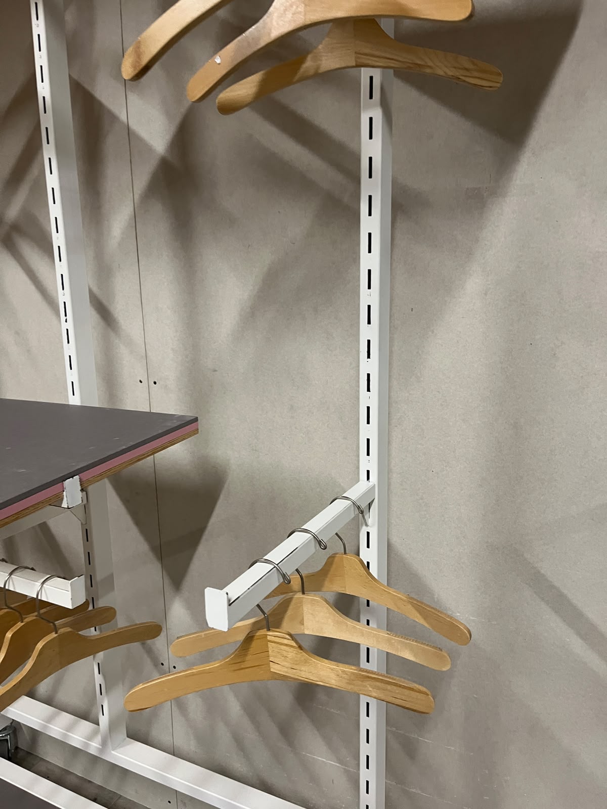 Élément mural sur roulettes avec accessoires – L123 cm