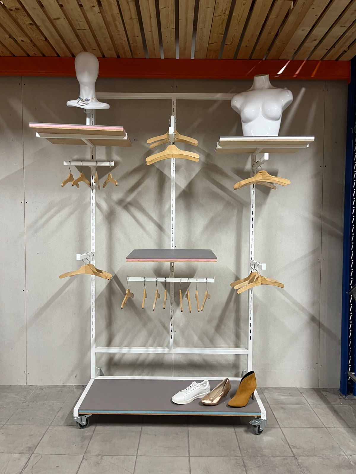 Élément mural sur roulettes avec accessoires – L123 cm