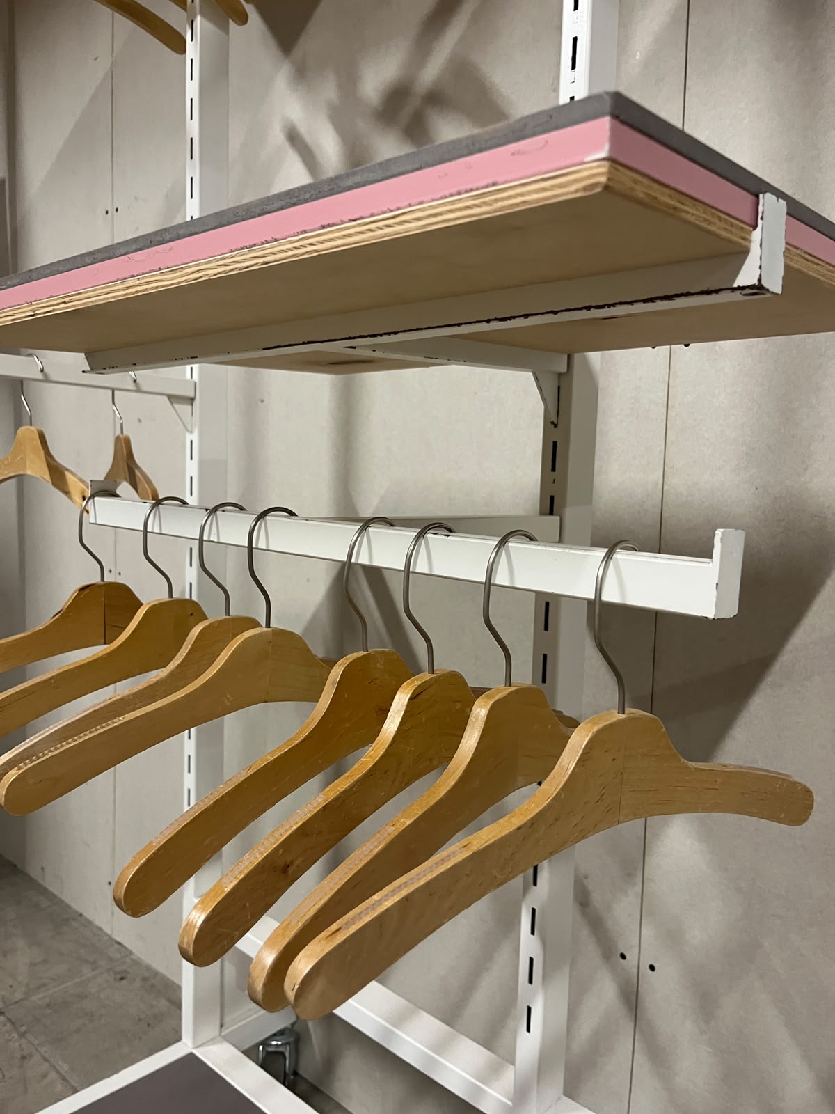 Élément mural sur roulettes avec accessoires – L123 cm
